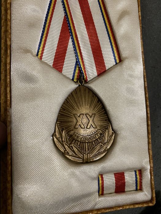Vând insigne de merit rsr