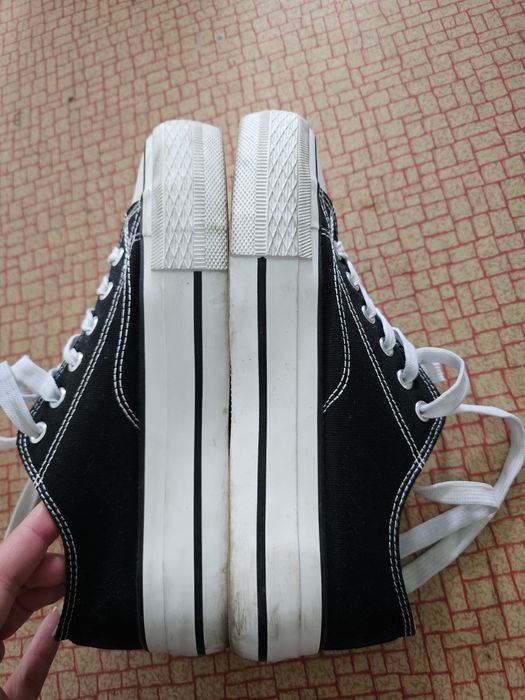 Tenisi negri ca noi talpa groasa