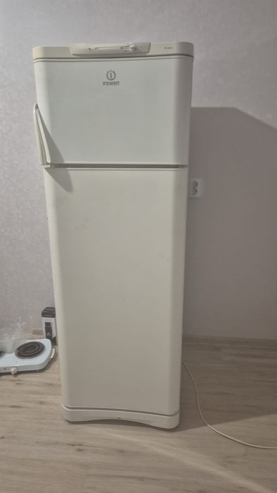 Продам холодильник INDESIT