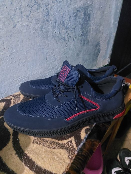 Кроссовки спортивные