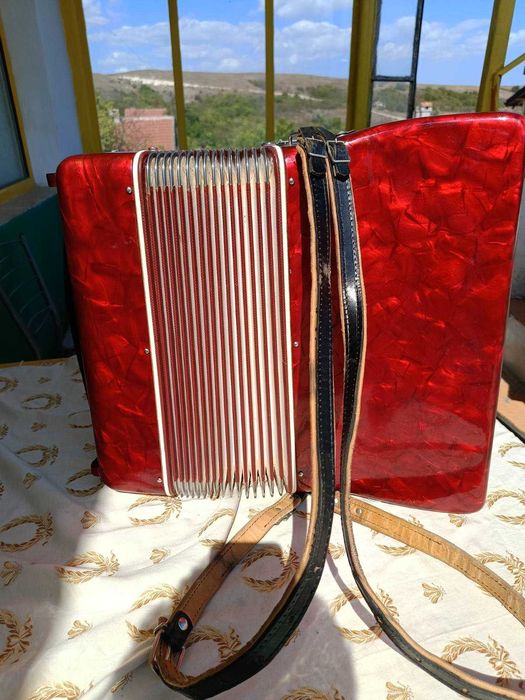 Акордион Weltmaister 96 basa и Акордион Serenelli 80 basa