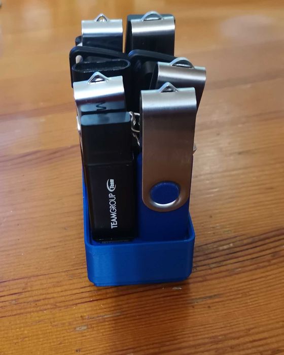 Органайзер за USB памети - 16 броя