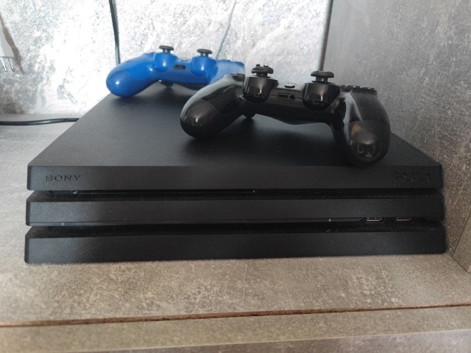 Продам PS 4 pro в отличном состоянии