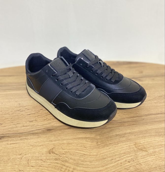 Стильді қара кроссовка