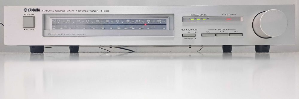 Yamaha T-300 Made in Japan Argintiu Tuner Stereo pt Amplificator