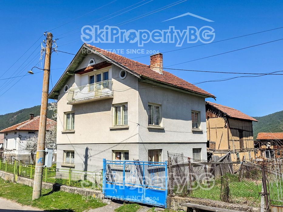 Стара къща с голям инвестиционен потенциал в село Говедарци, близо до Боровец!