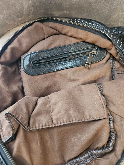 Раница в черно с