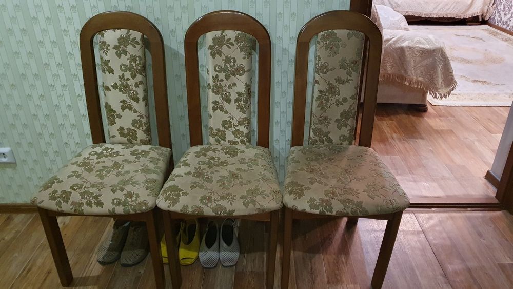 Продам зальный стол с 6 стульями