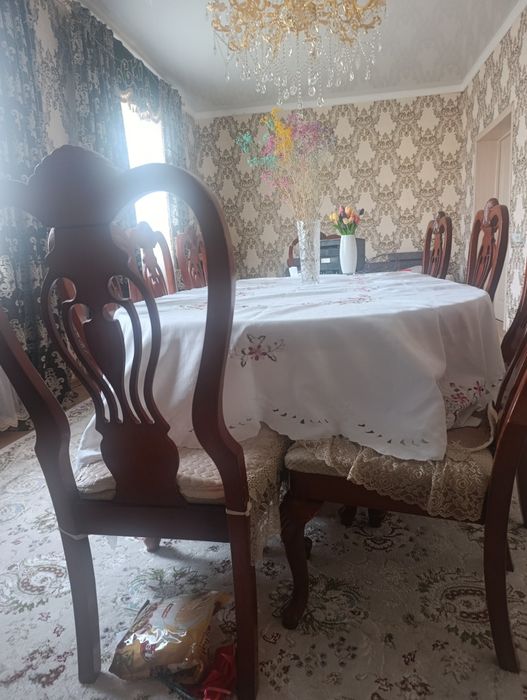 Стол большой и стулья