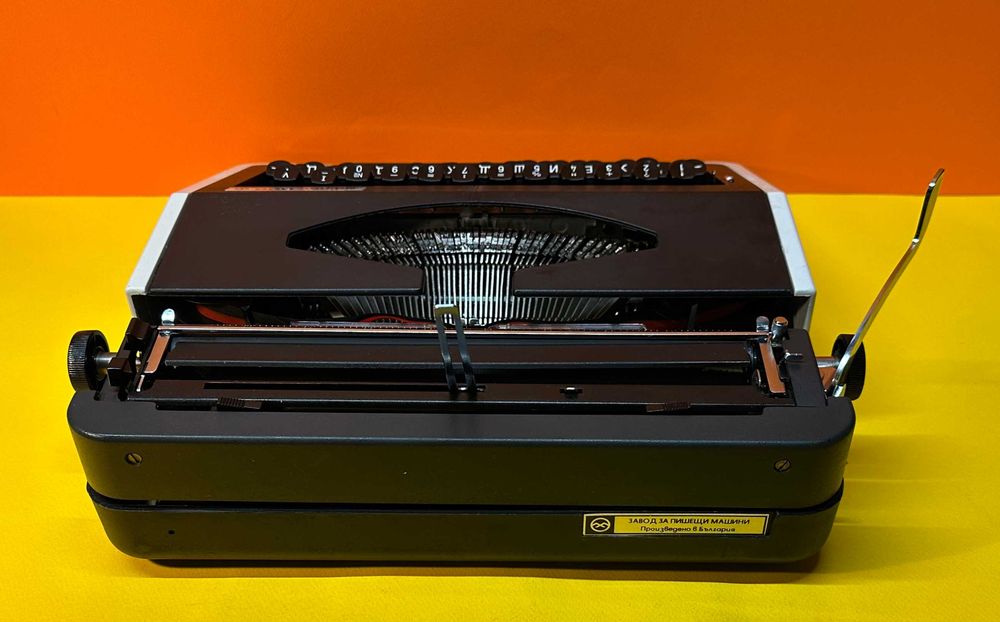 Пишеща Машина Хеброс 1300Ф 3 Цвята Кирилица нова лента топ състояние