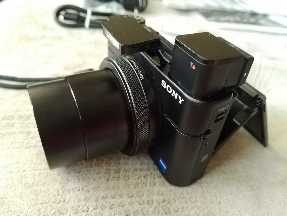 Sony DSC-RX100M4 с две оригинални батерии и фабрична окомплектовка