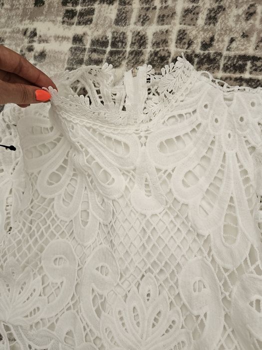 Дантелена бяла рокля