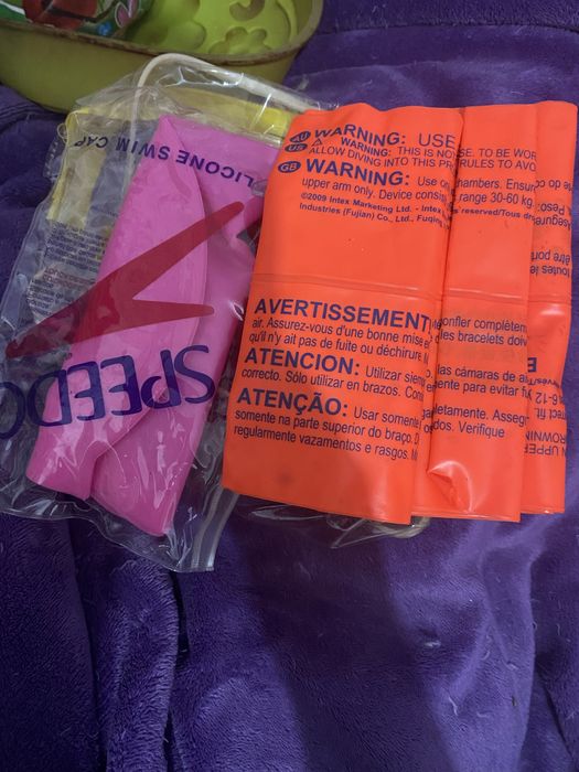 Для бассейна шапочка,нарукавники