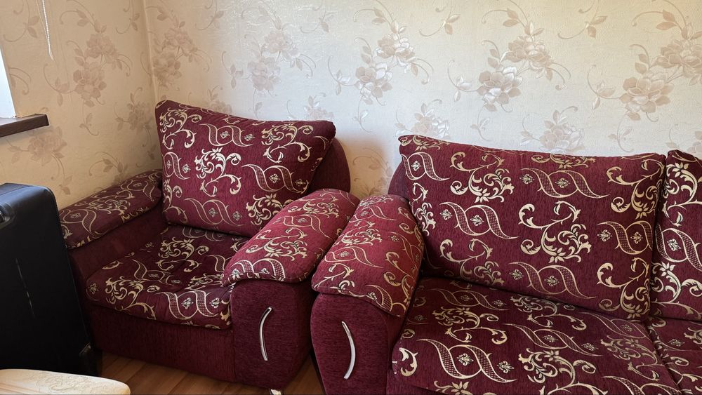 Срочно продам диван с двумя креслами.