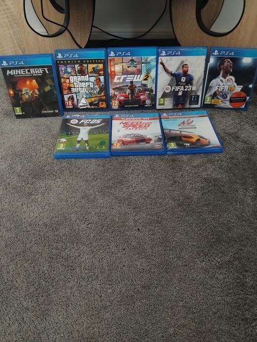 Vând PS 4 cu 2 console și 8 jocuri