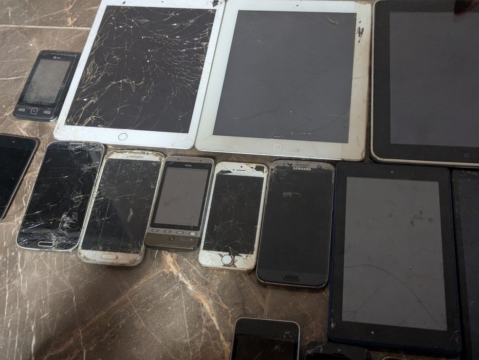Vând telefoane/tablete pentru piese trimit prin posta cu plata ramburs preț 180