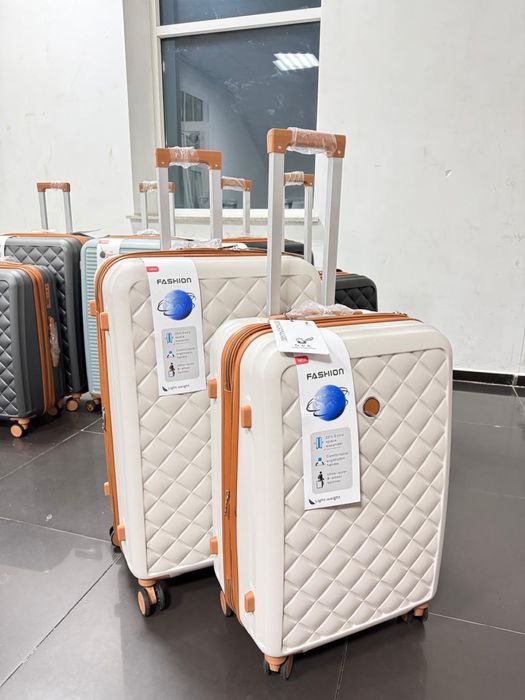 Чемодан өте сапалы ішіне көп зат сиады