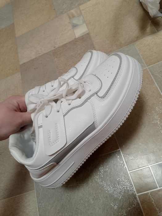 Продам крассовки новые