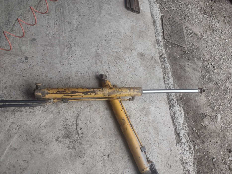 Pistoane hidraulice excavator – pentru cupă / braț, stare bună