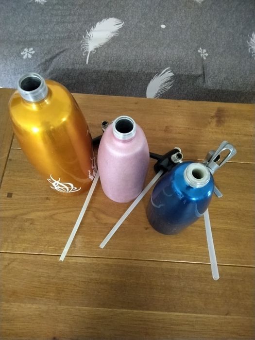 Продавам три броя стари метални сифони за газирана вода  за 10 €