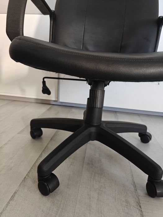 Scaun rotativ reglabil și ergonomic