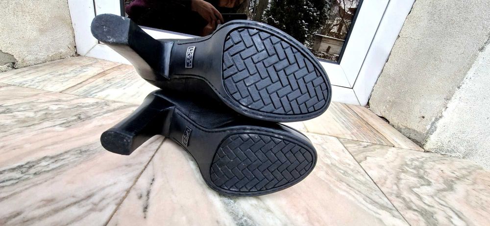 Ghete elegante negre piele UGG 38