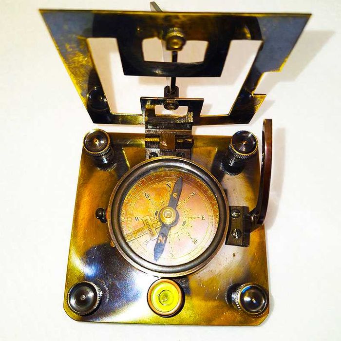 ронзов компас със слънчев часовник.