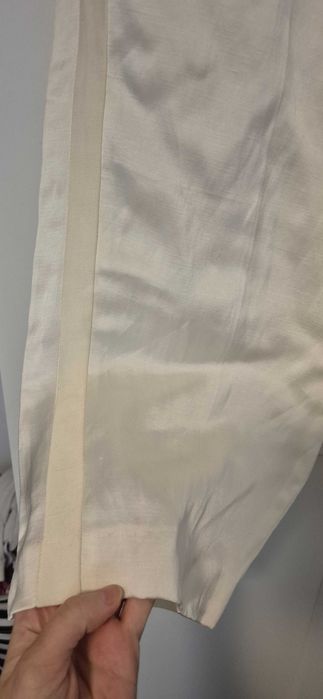 Pantaloni drepti, produs nou cu eticheta