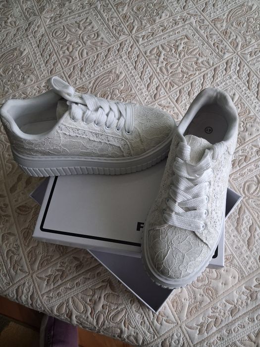 Стилни бели обувки