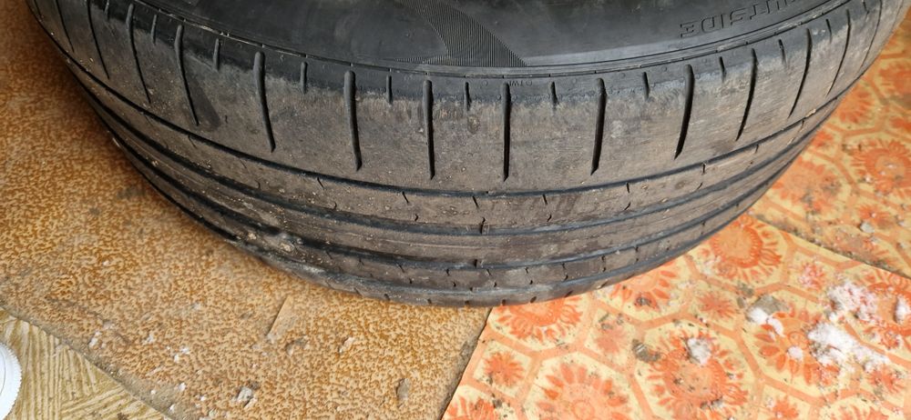 Vând cauciucuri 275 /45/R 21
