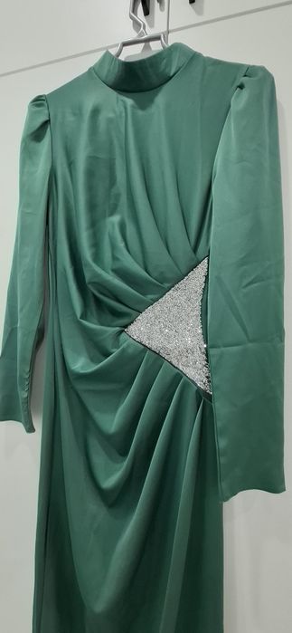 Вечернее платье с драпировкой на поясе