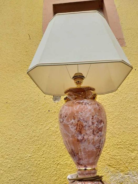 Veioza cu pedestal din portelan