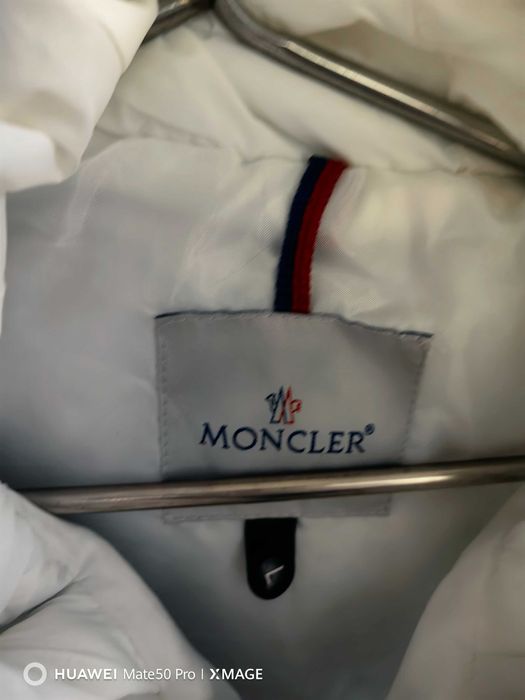 продам жилетку MONCLER