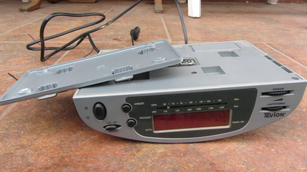 Radio cu ceas bucatarie special cu prindere corp bucatarie,polita,raft