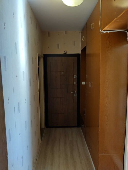 Дава под наем делгосрочно тристаен разширен апаратамент