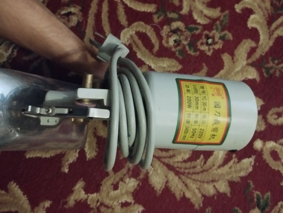 Kiyim bichuvchi apparat