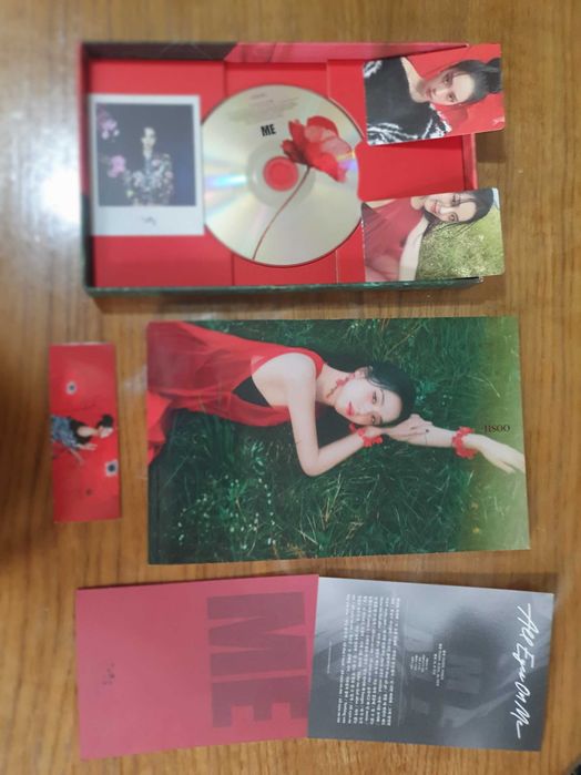 Album k-pop ME- Jisoo + afis cu doua fete