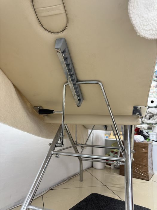 Продается кушетка,витрины