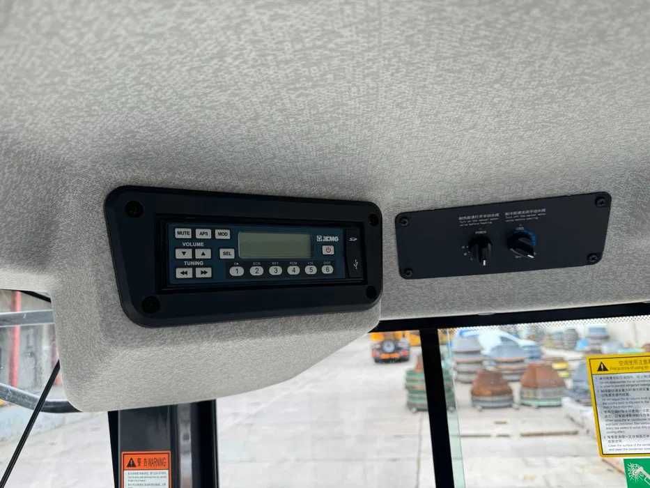 Фронтальный погрузчик XCMG XC938 со стандартным ковшом 1,8 м³ джойстик