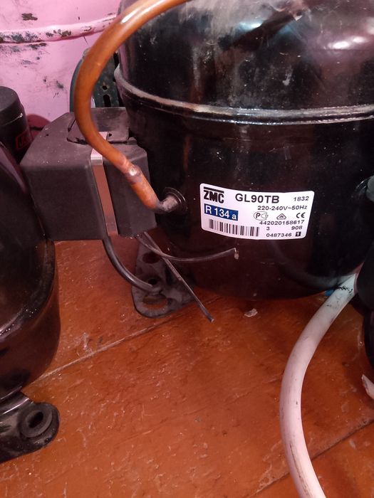 Компрессор на холодильник.