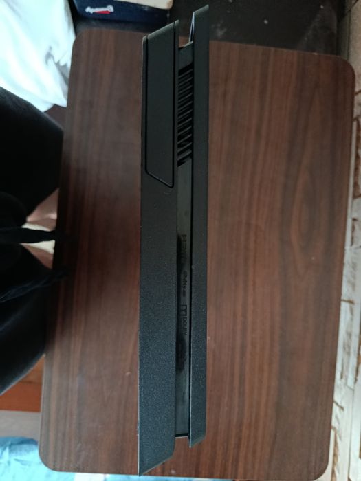 Ps4 slim 1tb + оригиналния джойстик и необходимите кабели