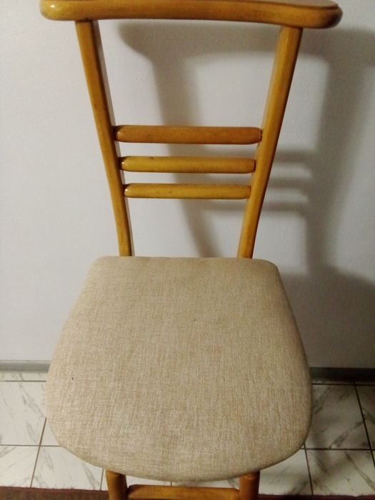 Бар стол от масивно дърво