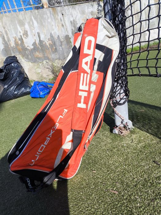 Продавам запазени сакове за тенис на корт.