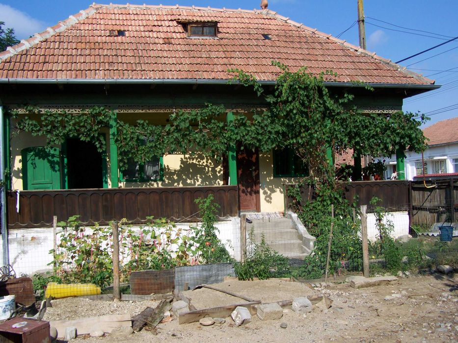 Vând casă in Băbeni Romani lângă biserică