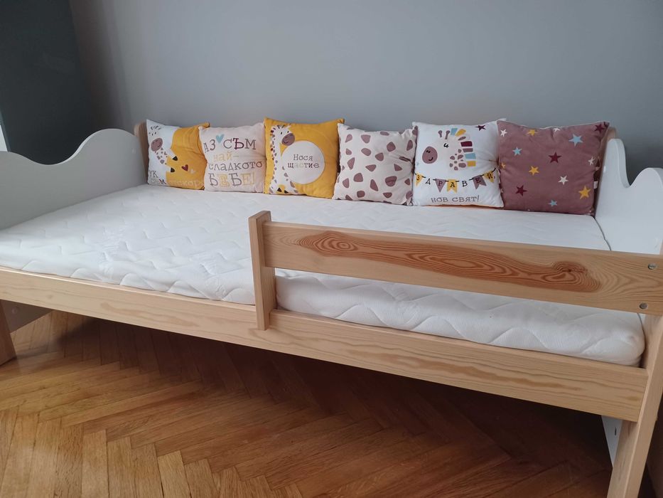 Детско дървено легло 160 × 80 см + матрак + предпазен борд с възглавници + детска възглавница за сън + 2 комплекта детско спално бельо Clasy (Турция).