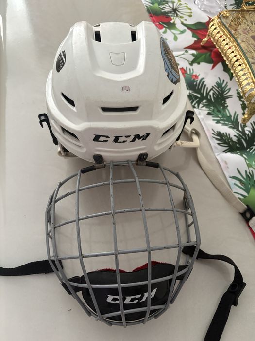 Продам шлем хоккейный