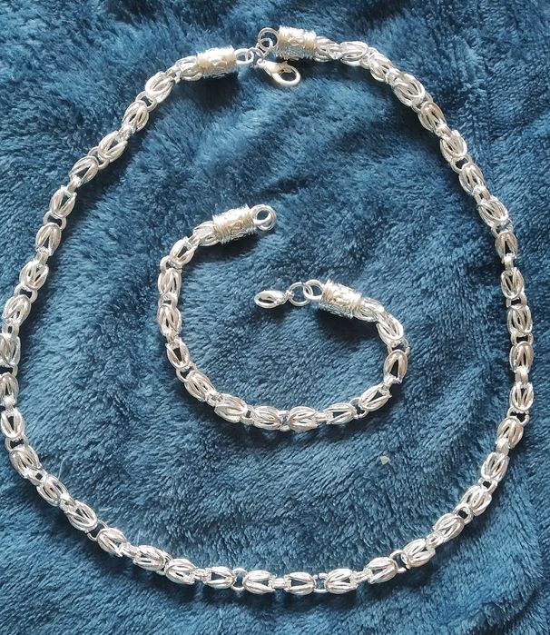 Масивен комплект, сребърен.Избор от много модели и подаръчна кутия.