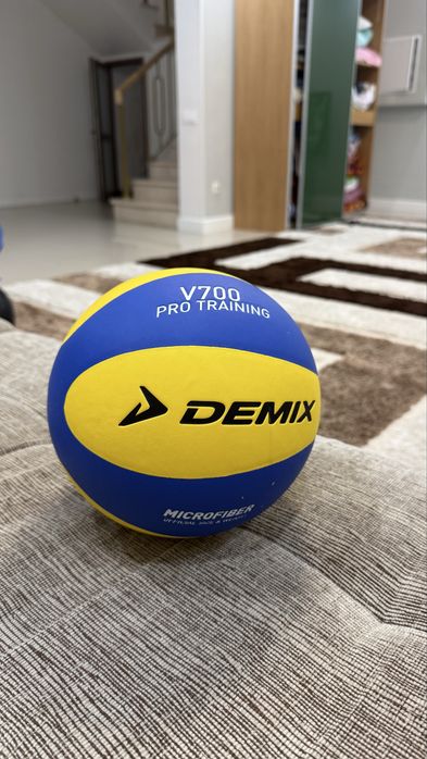 Оригиналтный Волебольный мяч Demix V700 pro training