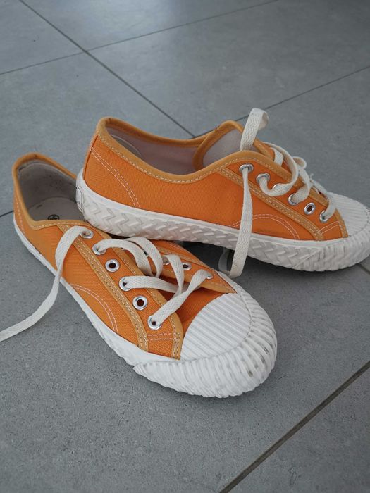 Tenesi marimea 38 purtați o singura data