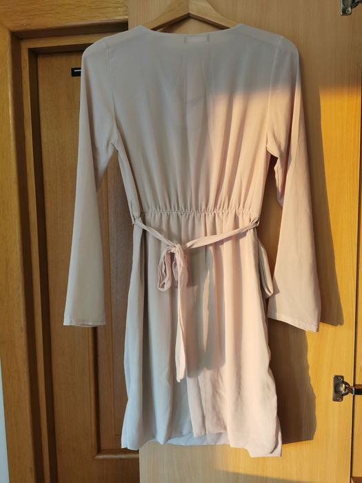 Rochie medie, culoare nude